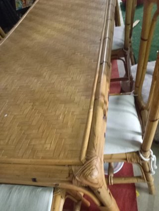 Tavolo e sedie in bambù