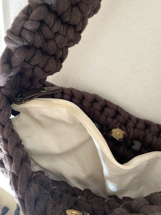Bolso marrón tejido