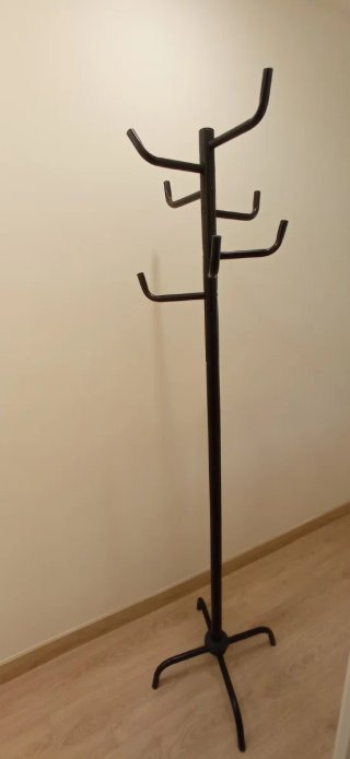 Perchero de pie negro