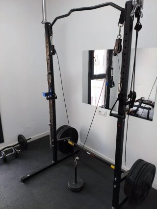 Rack de gimnasio con poleas y accesorios