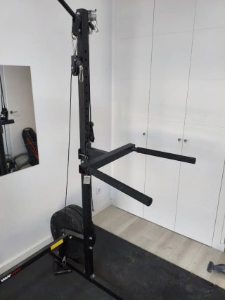 Rack de gimnasio con poleas y accesorios