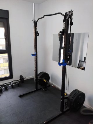 Rack de gimnasio con poleas y accesorios