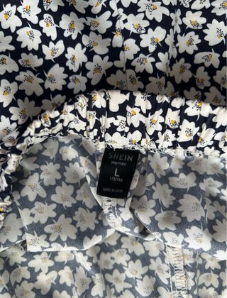 Pantalones cortos florales negros y blancos