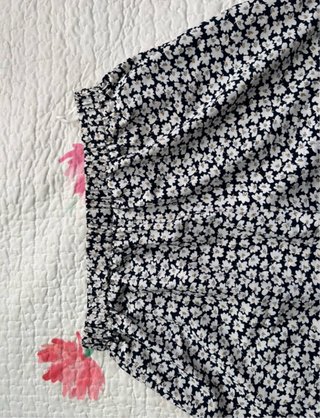 Pantalones cortos florales negros y blancos