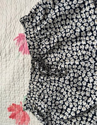 Pantalones cortos florales negros y blancos