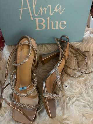 Sandalias de tacón doradas con pedrería