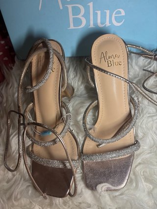 Sandalias de tacón doradas con pedrería