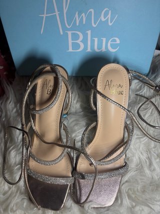 Sandalias de tacón doradas con pedrería