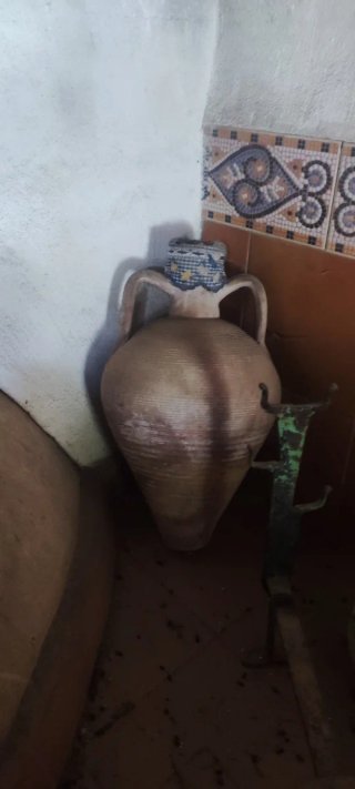 Tinaja antigua de barro
