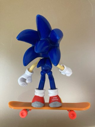 Figura Sonic con Patinete