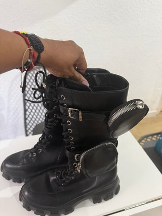 Stivali alti neri con cerniera e tasche