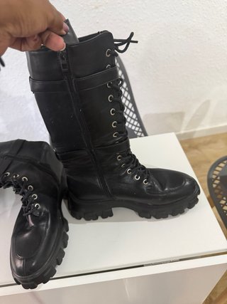 Stivali alti neri con cerniera e tasche