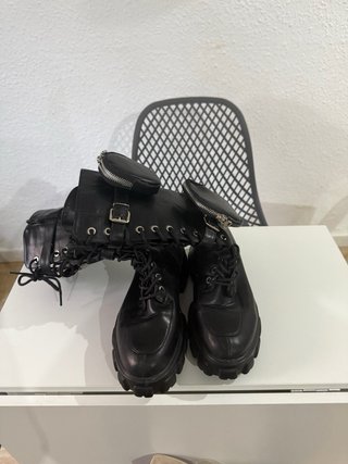 Stivali alti neri con cerniera e tasche
