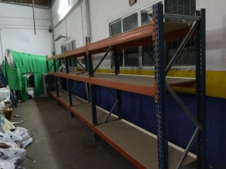 Estanterías metálicas naranjas y azules