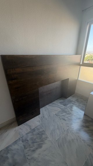 Cabecero de madera marrón