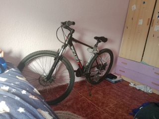 Bicicleta de montaña negra,gris y naranja