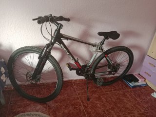 Bicicleta de montaña negra,gris y naranja
