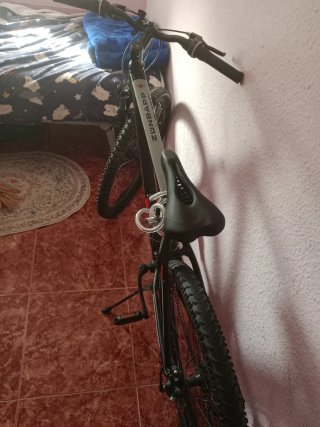 Bicicleta de montaña negra,gris y naranja