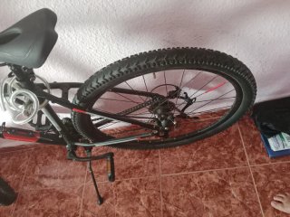 Bicicleta de montaña negra,gris y naranja