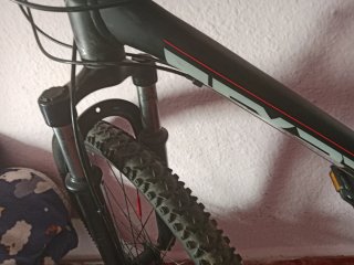 Bicicleta de montaña negra,gris y naranja