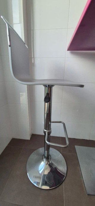Mesa alta y 2 taburetes regulables