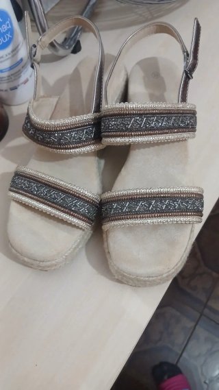 Sandalias cuña beige y plateadas