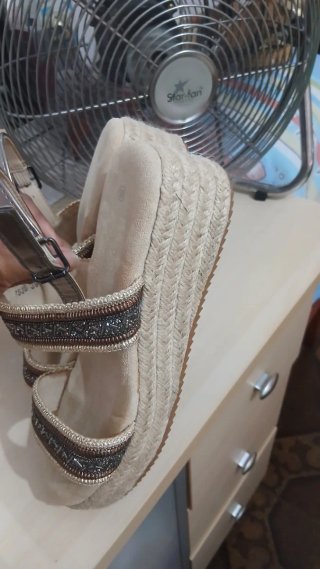 Sandalias cuña beige y plateadas