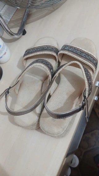 Sandalias cuña beige y plateadas