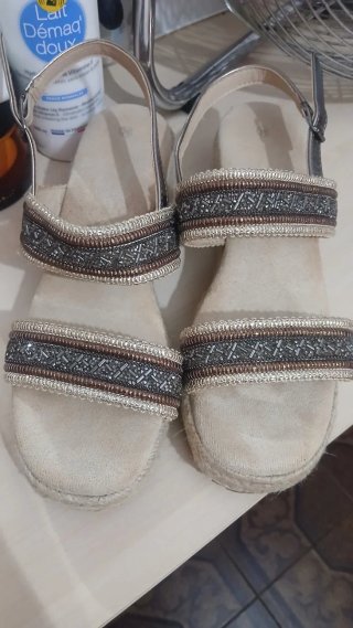 Sandalias cuña beige y plateadas