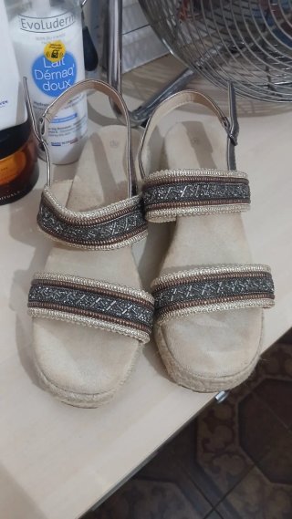 Sandalias cuña beige y plateadas
