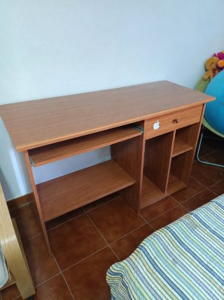 Escritorio de madera con bandeja