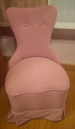 Butaca descalzadora rosa de tela Acrilico lavable