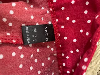 Falda larga roja con lunares blancos