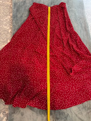 Falda larga roja con lunares blancos