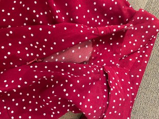 Falda larga roja con lunares blancos