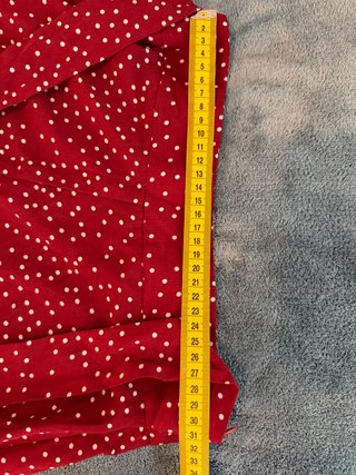 Falda larga roja con lunares blancos