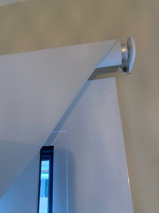 Estor enrollable beige y blanco