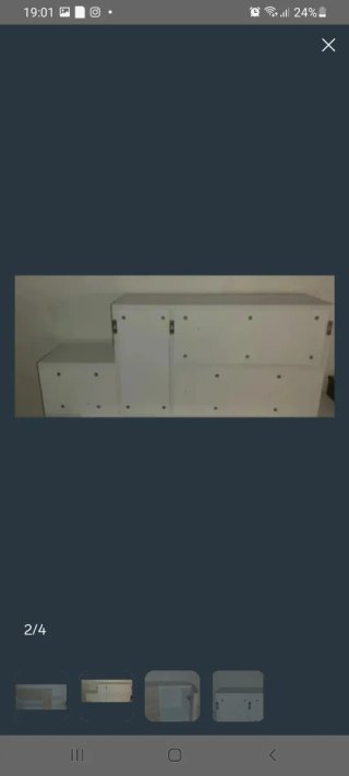 Mueble de salón blanco y madera