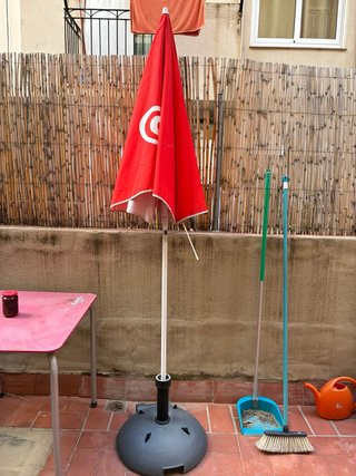 Sombrilla de terraza roja y blanca