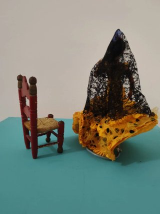 Muñeca y silla flamenca