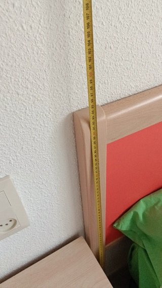 Dormitorio completo: armario, cama y mesita