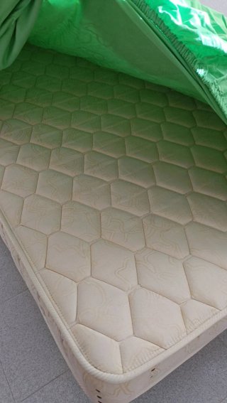 Dormitorio completo: armario, cama y mesita