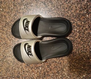Chanclas Nike Victori One Mujer Negro/Plata.Nuevas