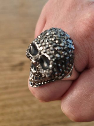 Anello teschio con strass