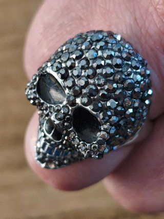 Anello teschio con strass