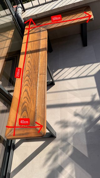 Banco de roble con patas metálicas