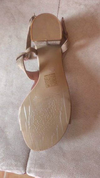 Sandalias beige con detalle metálico