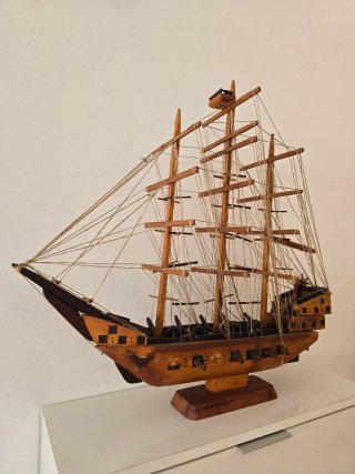 Barco de madera artesanal
