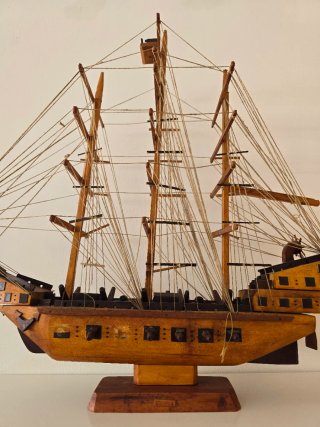 Barco de madera artesanal