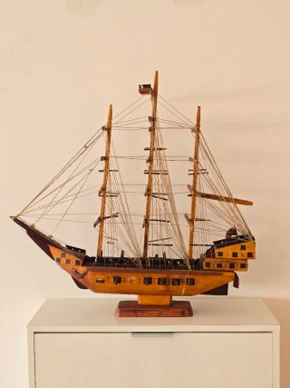 Barco de madera artesanal